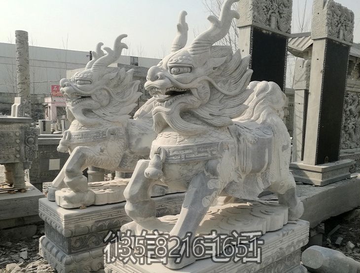 庭院大门口摆放大理石招财麒麟雕塑