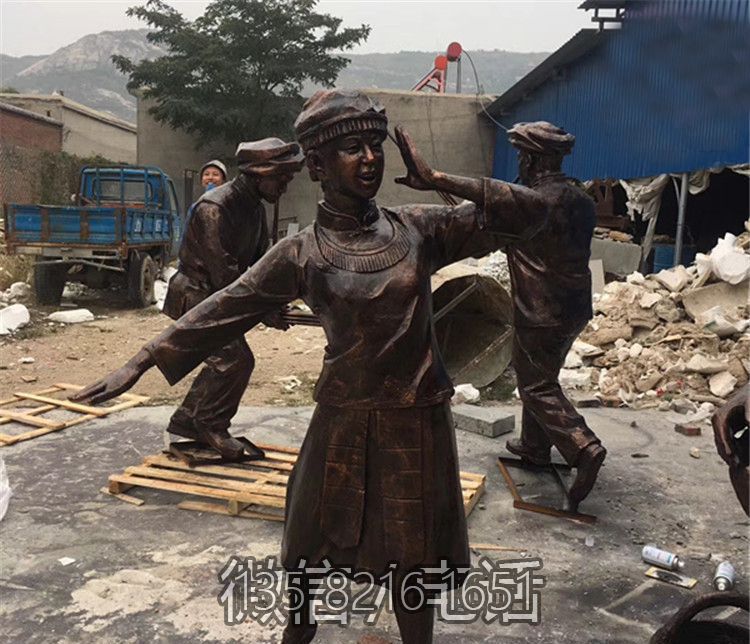 景区公园摆放少数民俗唱歌女孩人物玻璃钢仿铜雕塑