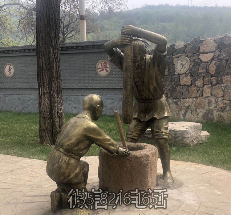 民俗文化景观摆件玻璃钢仿铜打糍粑的情景人物雕塑