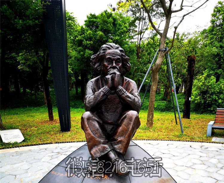 公园坐着思考的玻璃钢仿铜西方名人爱因斯坦雕塑