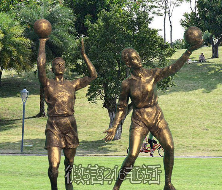 花园景观摆件玻璃钢仿铜打篮球的情景人物雕塑
