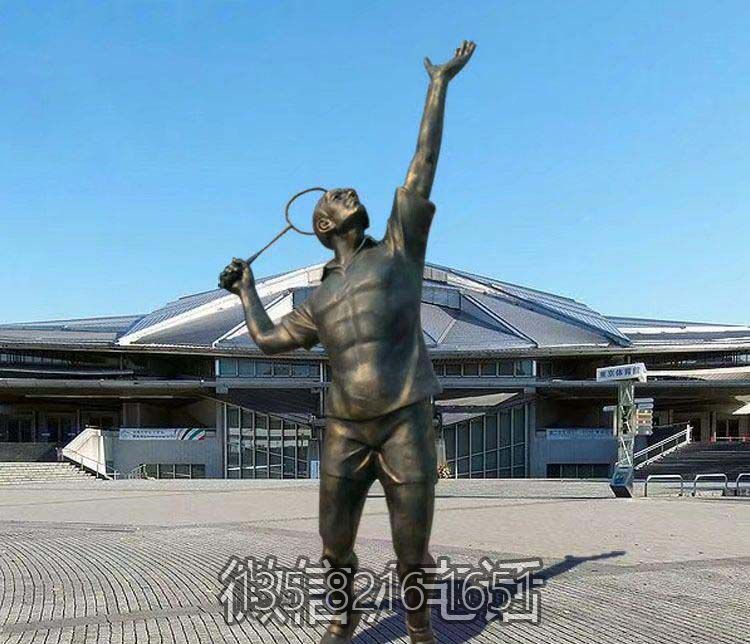 城市广场景观玻璃钢仿铜打羽毛球的运动员雕塑
