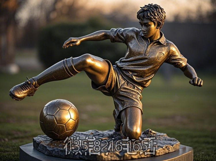 黄铜铸造踢球男孩雕塑