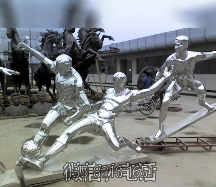 校园广场不锈钢镜面抽象运动提足球的人物雕塑