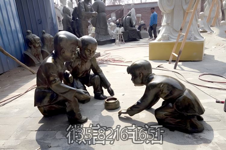 童趣景观摆件户外玻璃钢仿铜斗蛐蛐的儿童雕塑