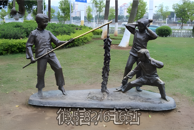 户外园林景观玻璃钢仿铜放鞭炮的情景人物雕塑