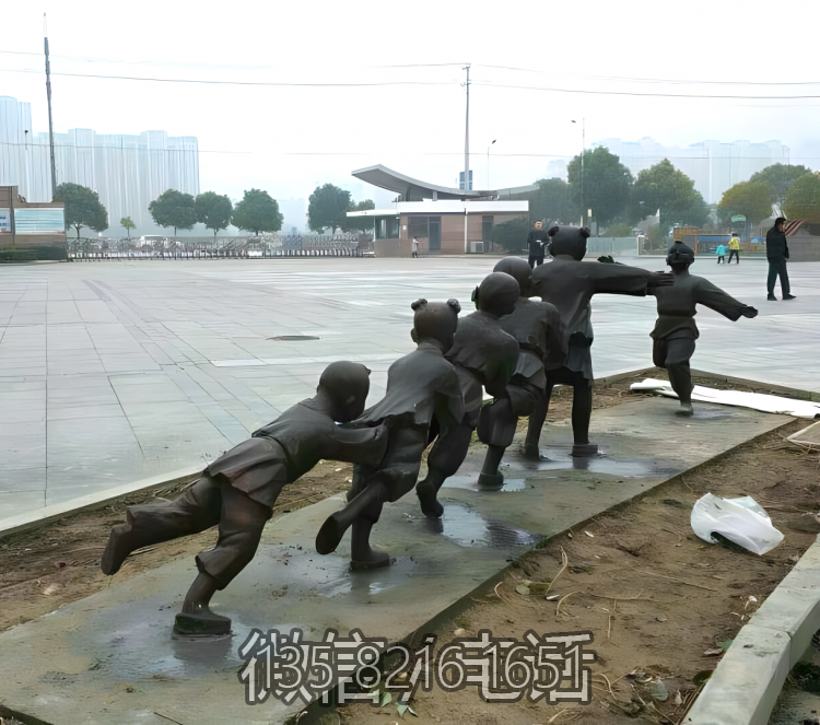 老鹰抓小鸡铸铜童趣人物雕塑