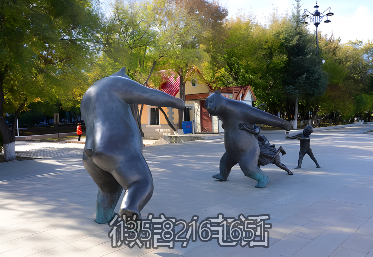 创意玻璃钢抽象定制熊大熊二一起玩老鹰抓小鸡的雕塑