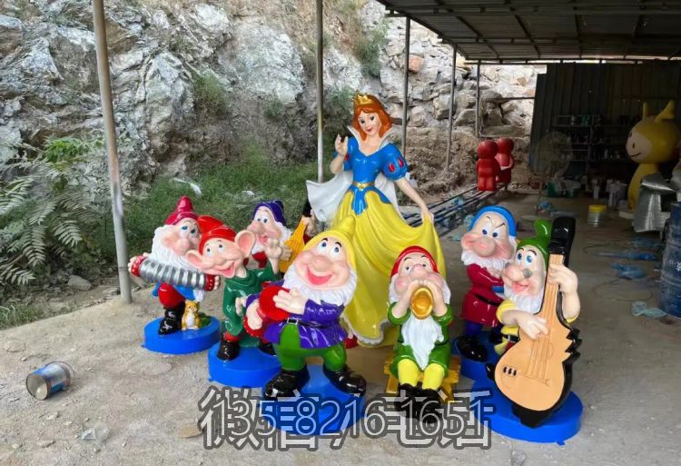 游乐场玻璃钢卡通彩绘白雪公主和七个小矮人雕塑摆件