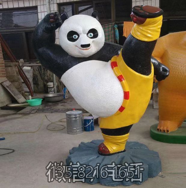 踢腿的功夫熊猫雕塑