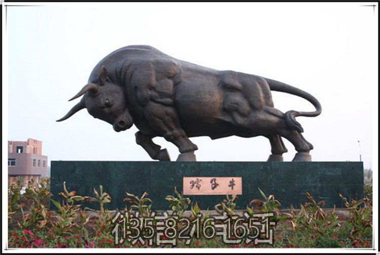 景区工厂景观大型景观动物摆件玻璃钢仿铜定制奋进牛雕塑