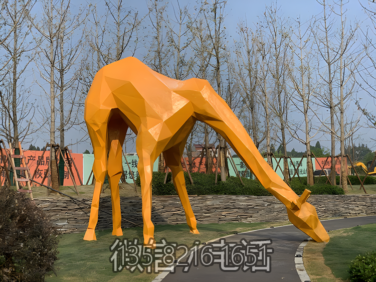 园林户外大型玻璃钢动物景观摆件块面抽象长颈鹿雕塑