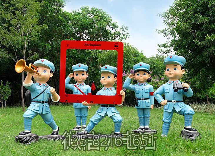 创意玻璃钢卡通八路军人物雕塑