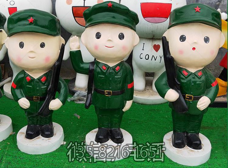 绿色军装的玻璃钢卡通八路军雕塑
