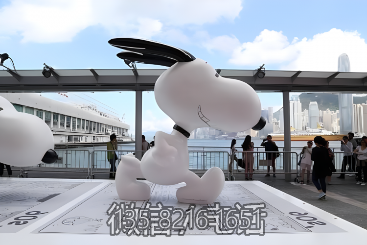 商业街创意摆件玻璃钢卡通动物奔跑的Snoopy雕塑