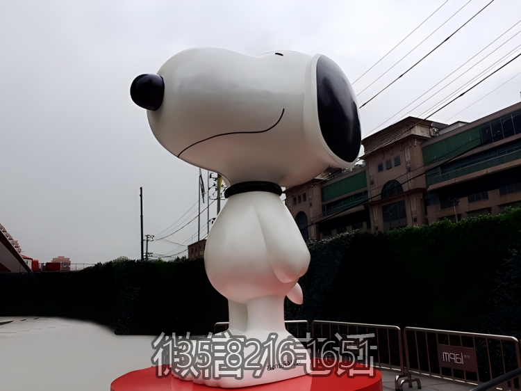 园林户外玻璃钢IP公仔大型卡通Snoopy雕塑