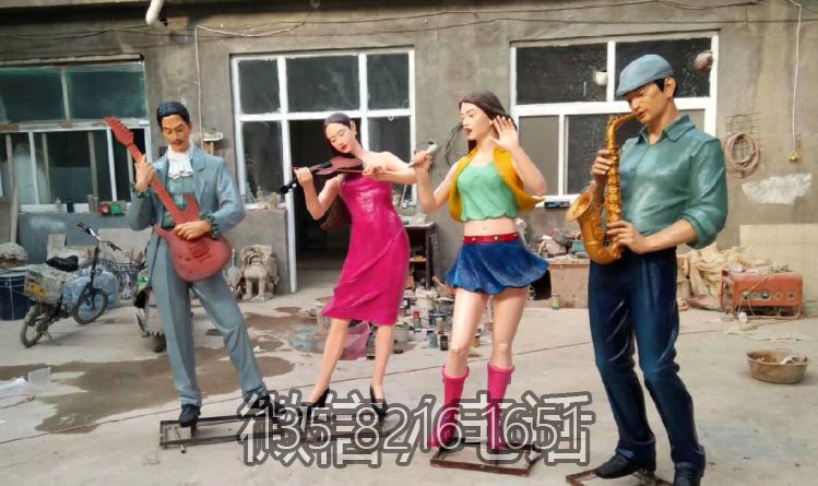 玻璃钢仿真演奏人物雕塑 公园景观雕塑