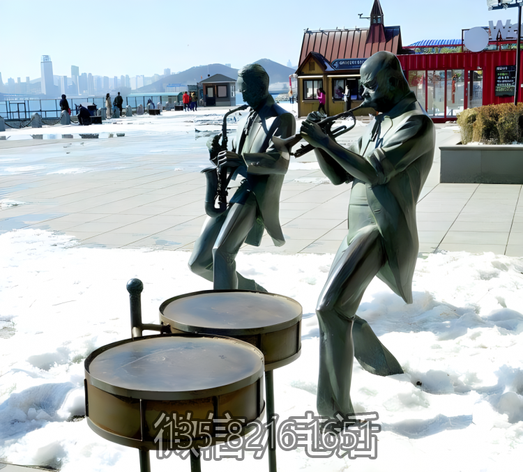 广场吹奏乐器的人物铜雕吹奏雕塑