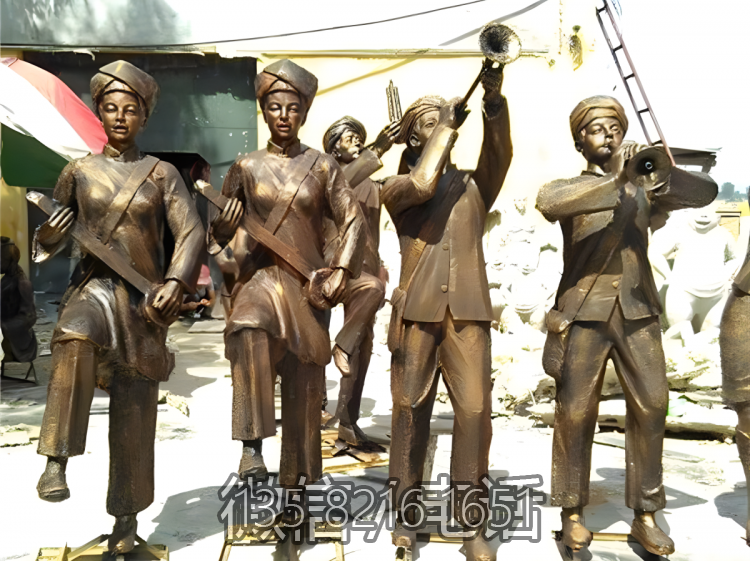 玻璃钢仿铜少数民族演奏乐器的情景人物雕塑