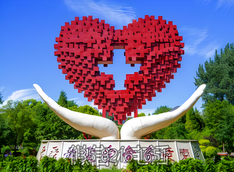 双手托起十字爱心的不锈钢景观雕塑