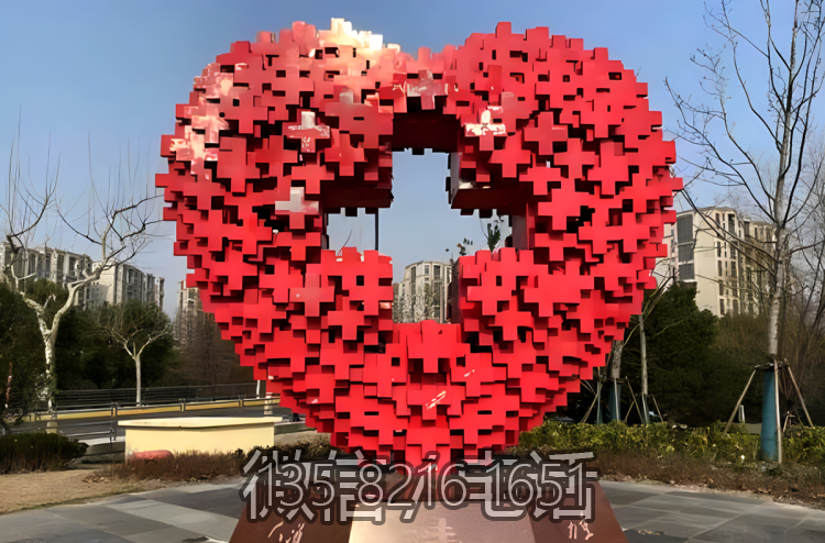 十字组成的不锈钢爱心雕塑