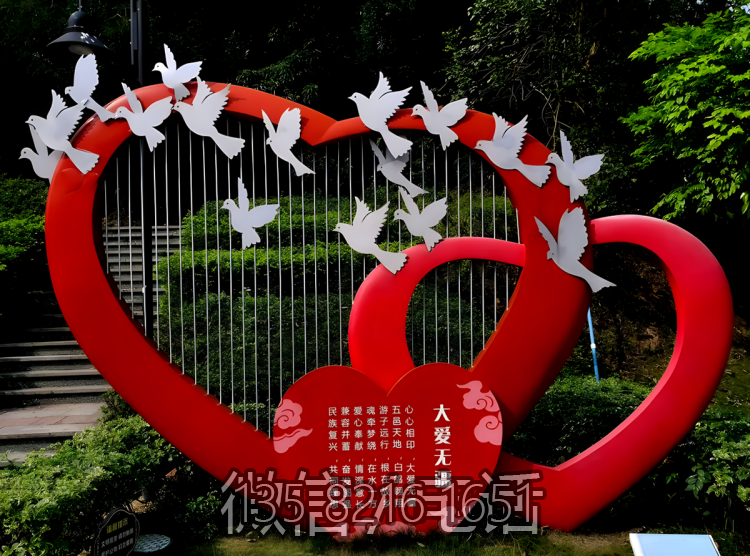 大爱无疆，不锈钢爱心雕塑