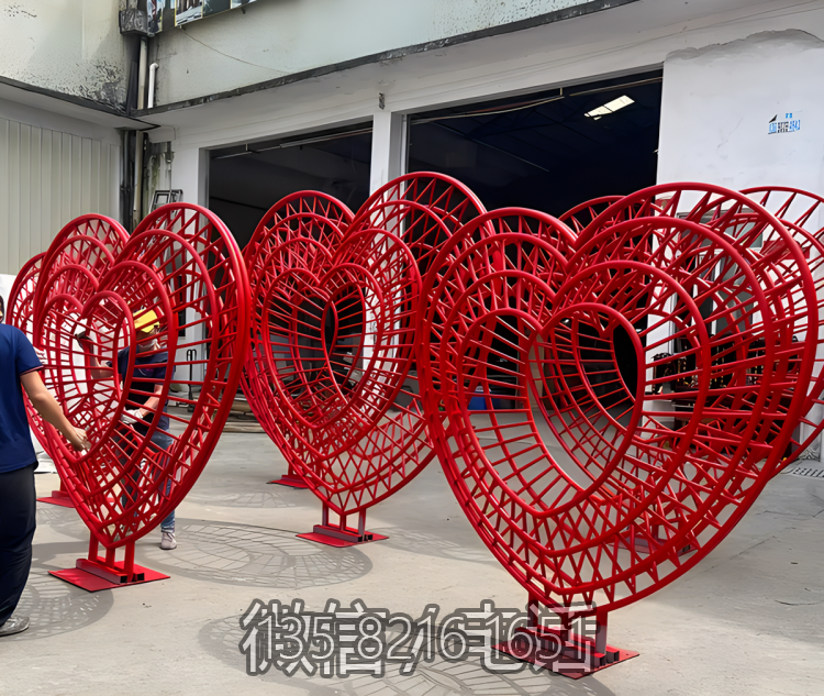 不锈钢网格爱心造型雕塑