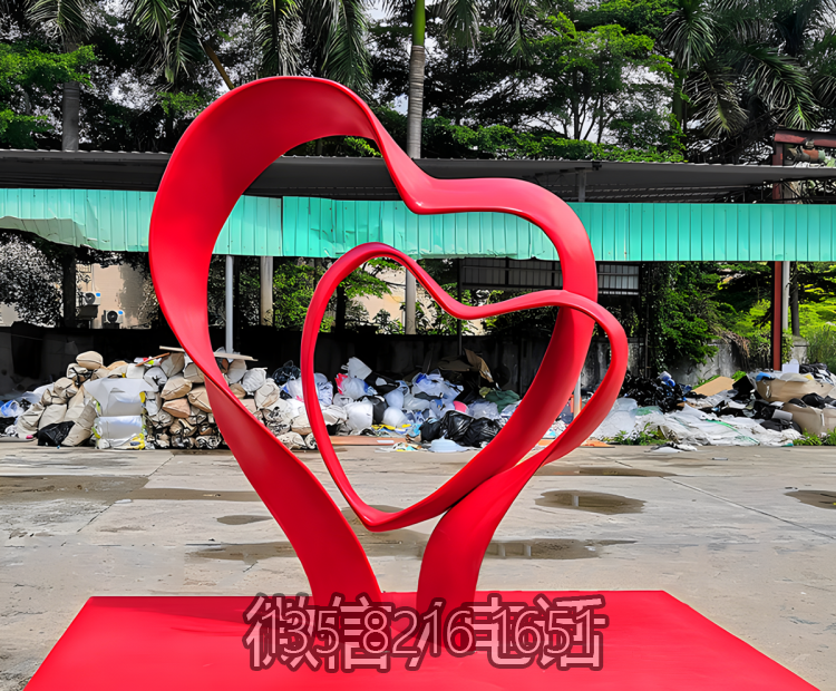 一大一小爱心造型不锈钢飘带雕塑