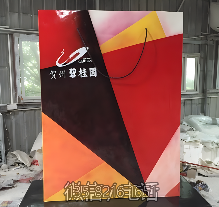 不锈钢喷漆手提袋子雕塑