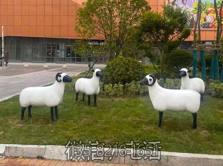 玻璃钢肖恩羊草坪动物雕塑