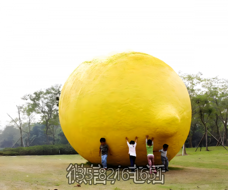 草坪上的大型玻璃钢仿真柠檬雕塑