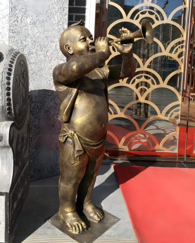 酒店门口景观玻璃钢仿铜吹唢呐的儿童雕塑