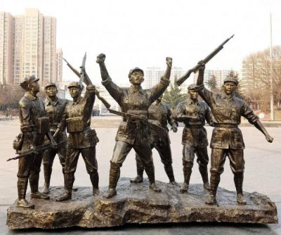 定制户外景观红色文化摆件玻璃钢仿铜红军人物雕塑