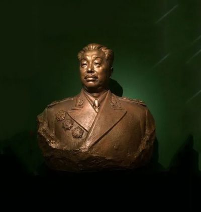 园林户外玻璃钢仿铜十大元帅贺龙雕塑