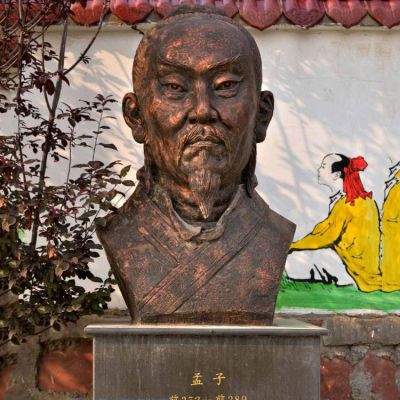 公园广场摆放战国时期著名思想家孟子半身像紫铜雕塑