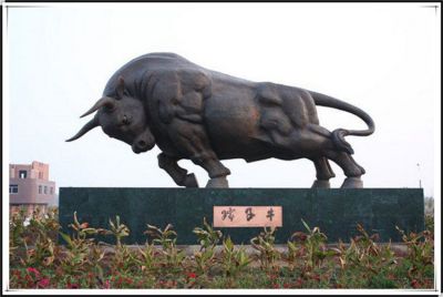 景区工厂景观大型景观动物摆件玻璃钢仿铜定制奋进牛雕塑