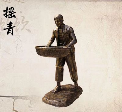 玻璃钢仿铜茶文化摇青的人物雕塑