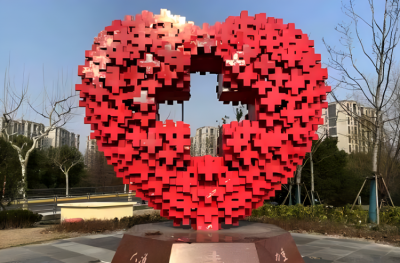 十字组成的不锈钢爱心雕塑