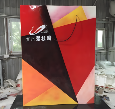 不锈钢喷漆手提袋子雕塑