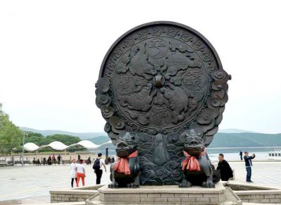 大型铸铜铜镜景观雕塑