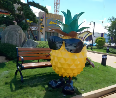 玻璃钢菠萝公仔雕塑
