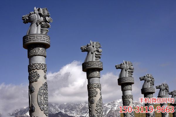 固始汗广场内的马头景观柱 固始汗广场内的马头景观柱