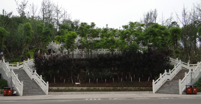 神女亭，这是茶山神女雕塑区的入口，其栏杆由汉白玉雕刻制作